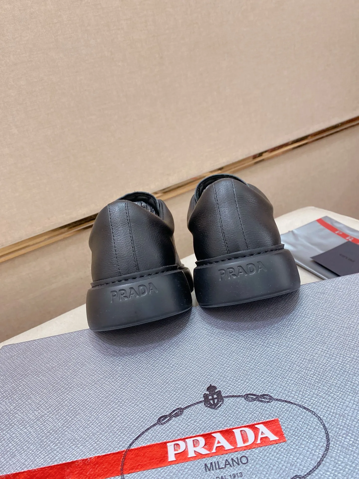 Factory price 560💰 ✔️✔️✔️Higher version High-quality new PRADA (Prada) counters are launched simultaneously. The new men's shoes and 😘fabric are made of selected first-layer cowhide with superb craftsmanship. Lining: Full cowhide lining. 👍🏿 High-end ☄️ air-cushion molded anti-slip rubber outsole, exquisite lines, simple and elegant, comfortable and high-end for leisure travel. Code number: 38 to 45